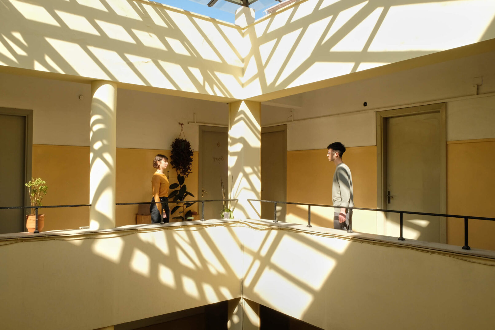 two performers looking each other from the work pose transpose